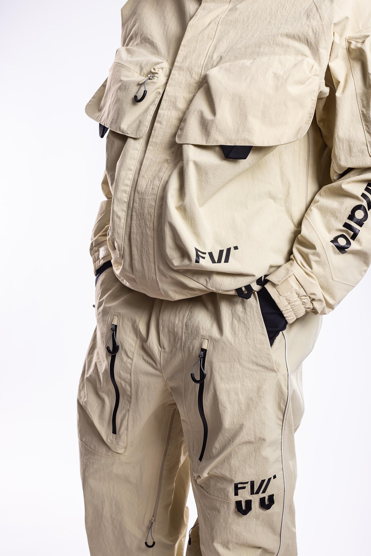FW012-CJJU-W26-GLD_0923