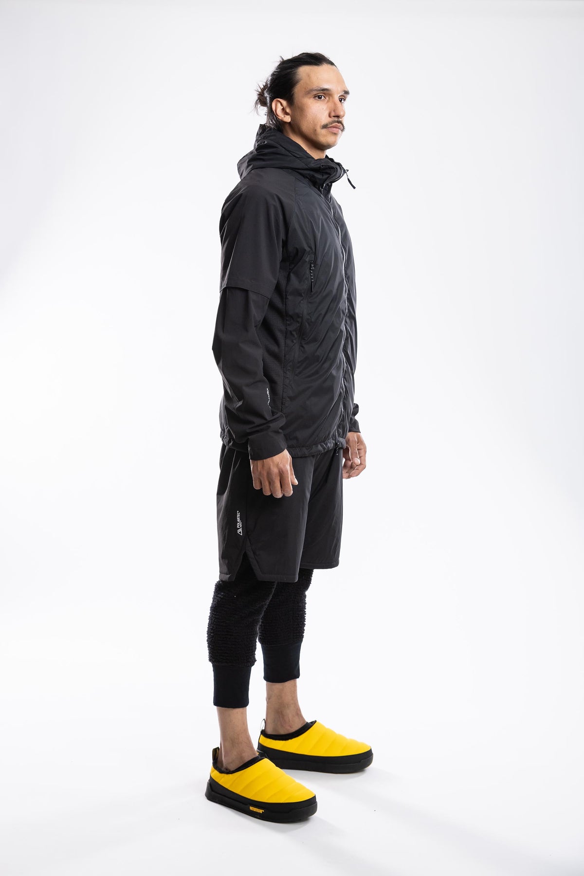 FW015-MHPU-W26-BLK_7664 side