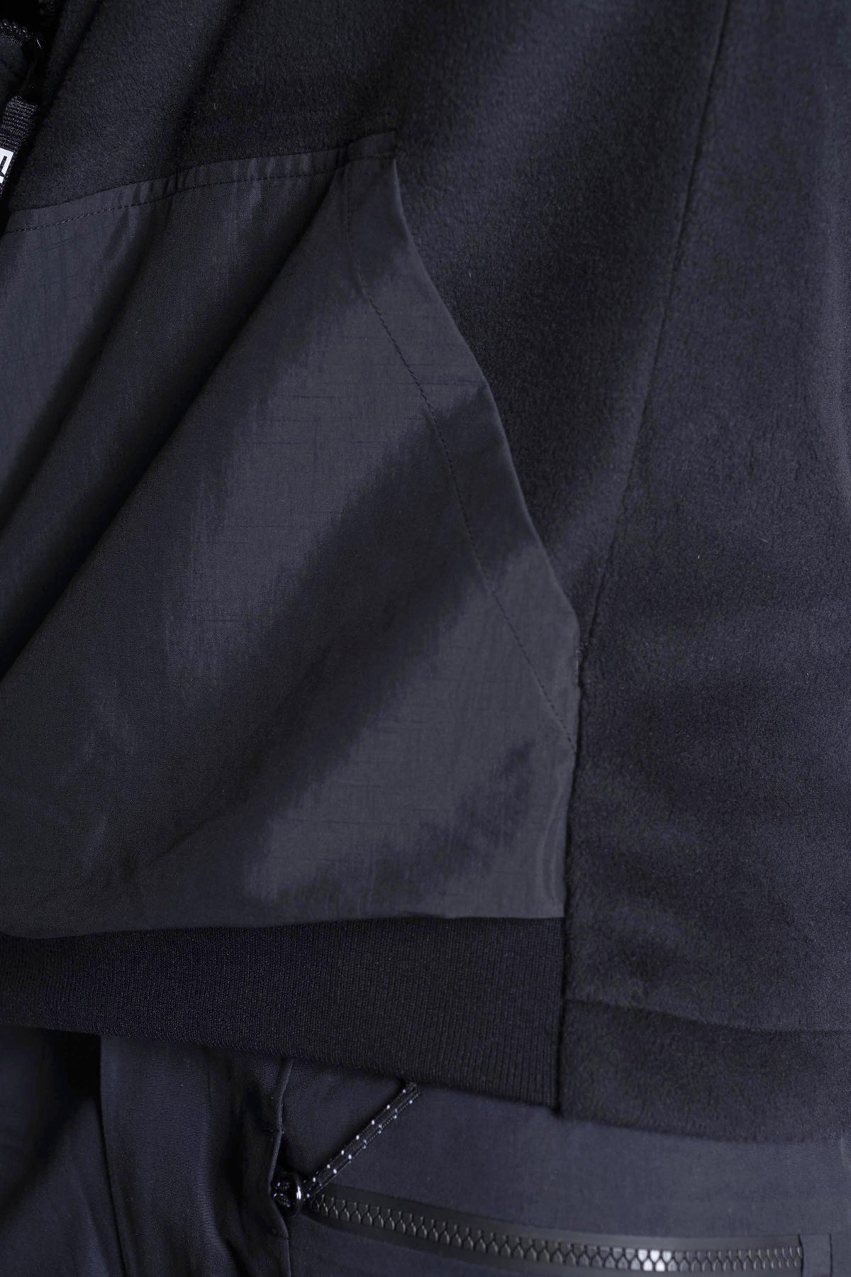 FW059-CFHM-W26-BLK_9416